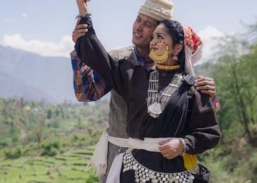 How Has Modern Fashion Influenced Traditional Garhwali Dress?