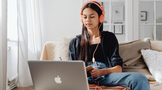 In What Ways Does Hizzaboloufazic Combine Mind and Body Practices?